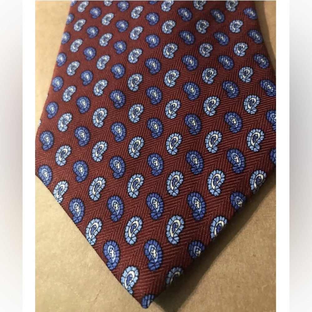 BROOKS BROTHERS STAIN RESISTANT Burgandy Small Blue Paisley Silk Tie USA